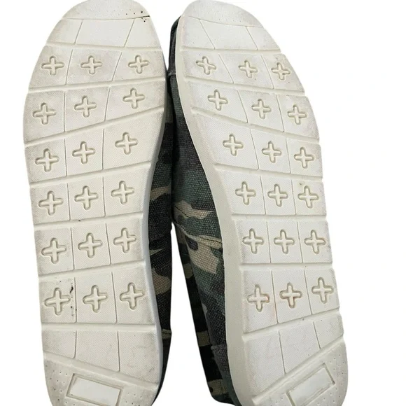 Charlie Paige Camo Slip-On Shoes EUC Size 8 Women’s - Picture 6 of 6